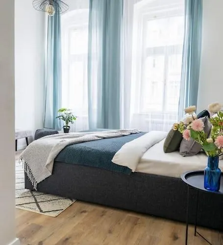 Deluxe 2bdrs In District Center Apartament Karlowe Wary
